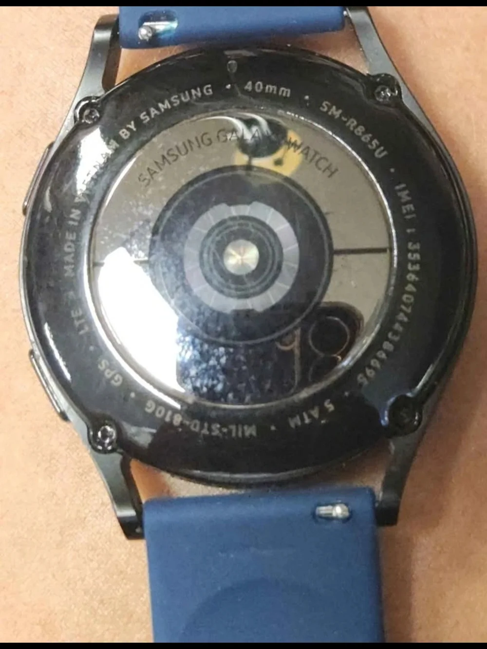 Smartwatch Galaxy 4 with Interchangeable Blue Strap and Charger.